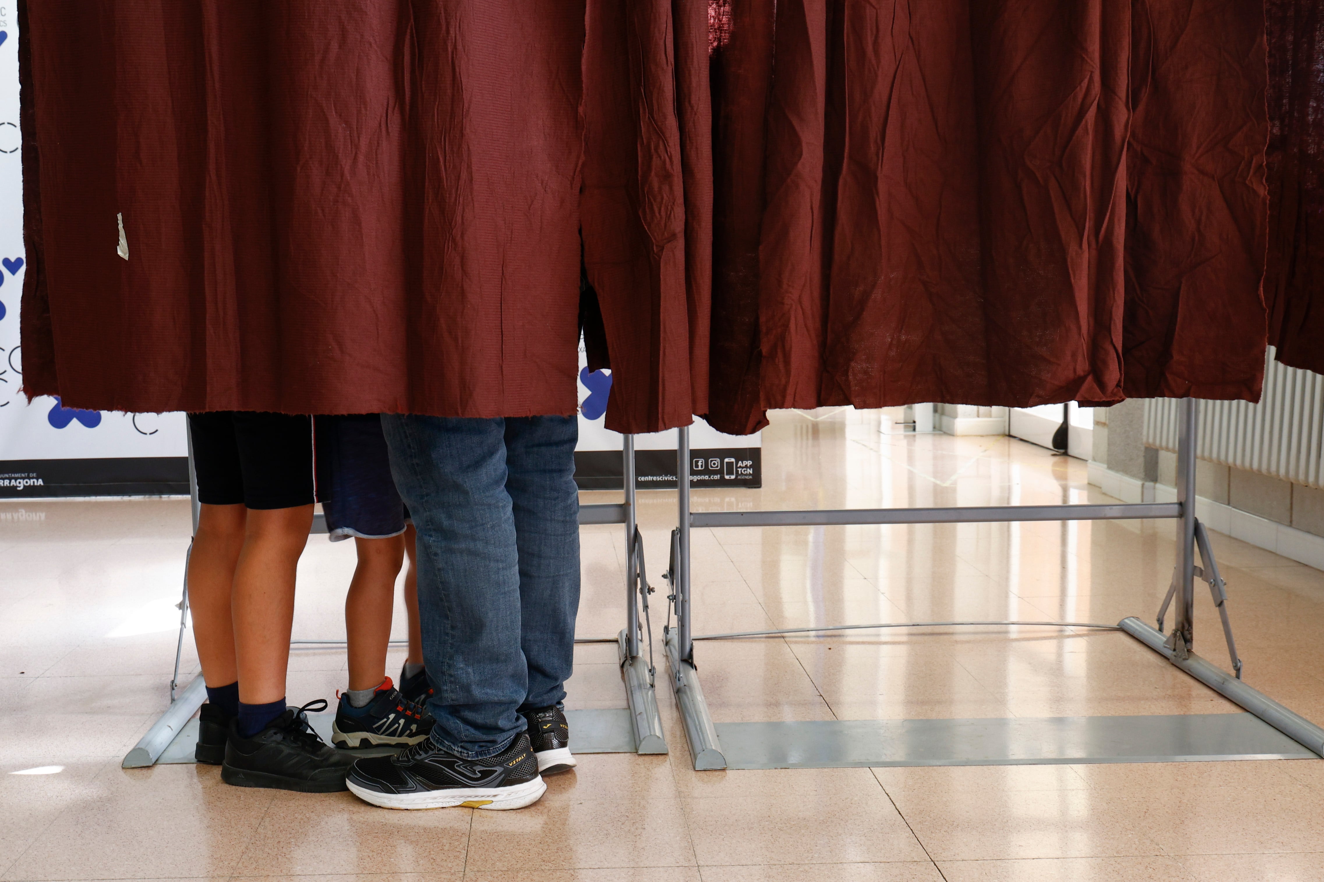 Una familia elige la papeleta para la votación.