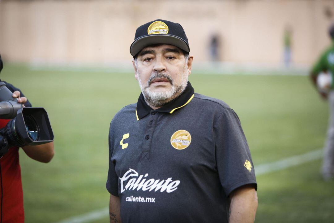 El entrenador de los Dorados de Sinaloa, el argentino Diego Armando Maradona, dirige a su equipo ante Alebrijes de Oaxaca.