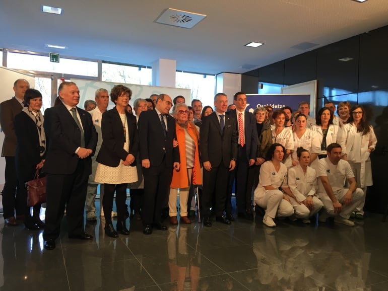 El alcalde, Iñigo Urkullu, junto al personal del Onkologikoa de Donostia.