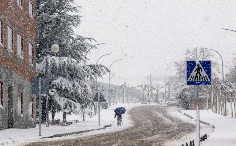 Intensa nevada caída hoy en la localidad de Escucha (Teruel).