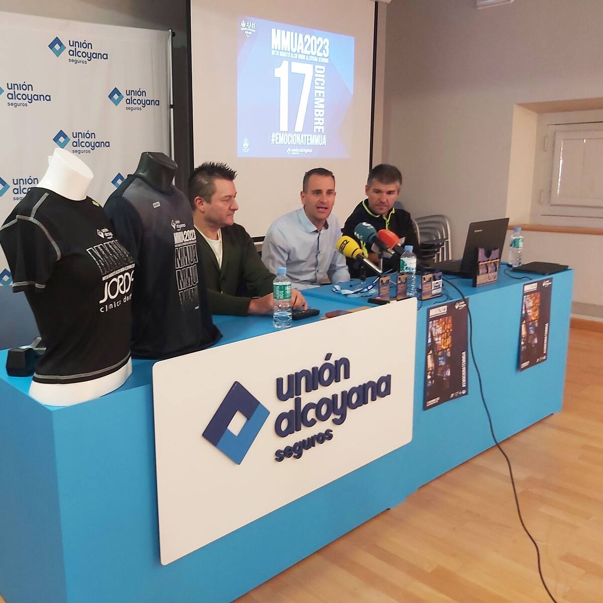 La Media Maratón Unión Alcoyana ya tiene su camiseta y sus trofeos y roza los mil participantes a más de 15 días de su disputa