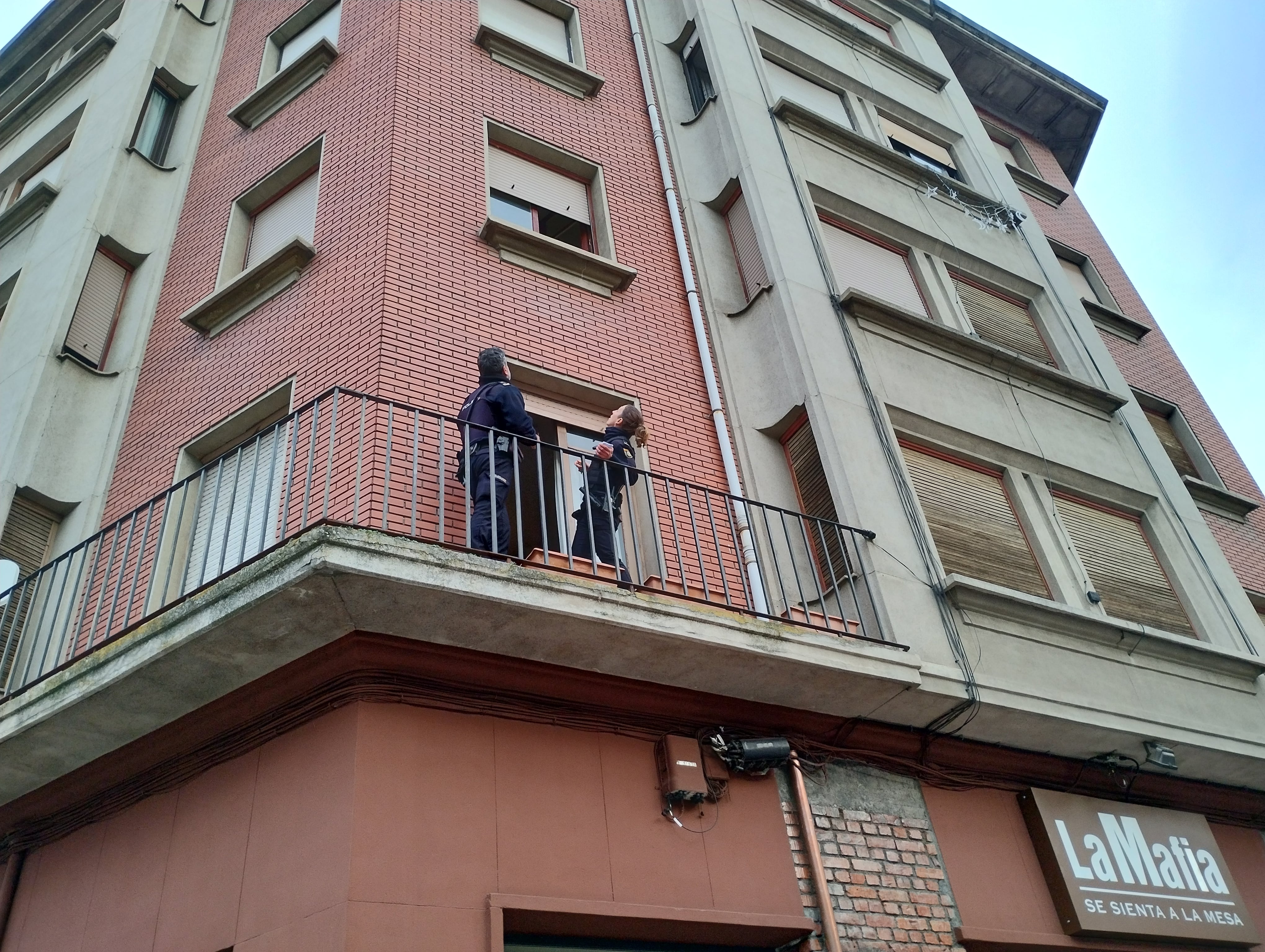 Los policías observan lo ocurrido desde el balcón al que se precipitó el niño