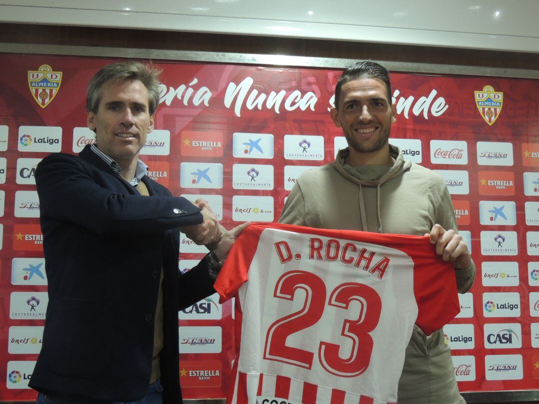 Corona ha presentado a David Rocha. 