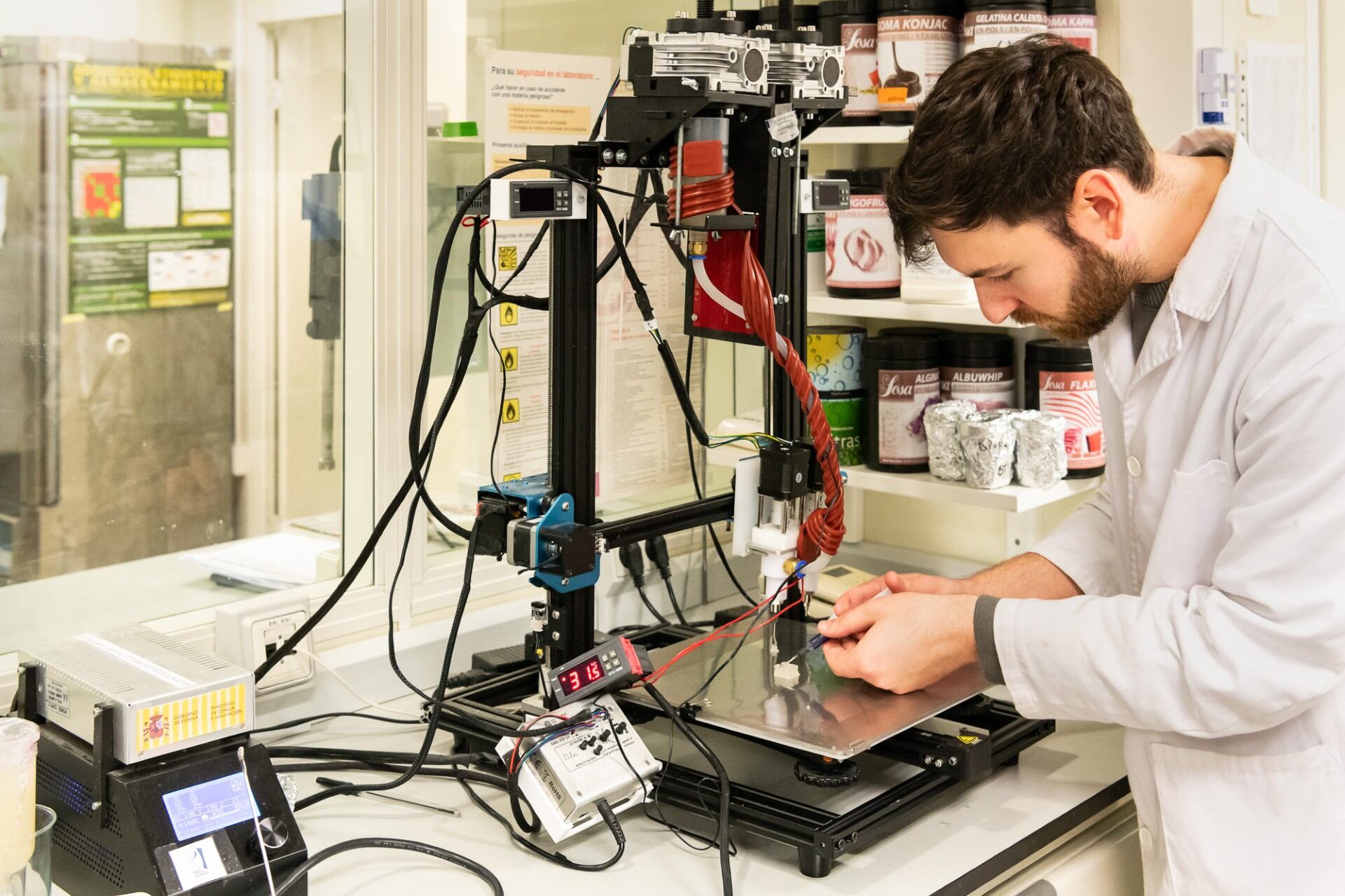 Un investigador de la UPV trabaja con una impresora 3D que genera gominolas con nutrientes personalizados.
