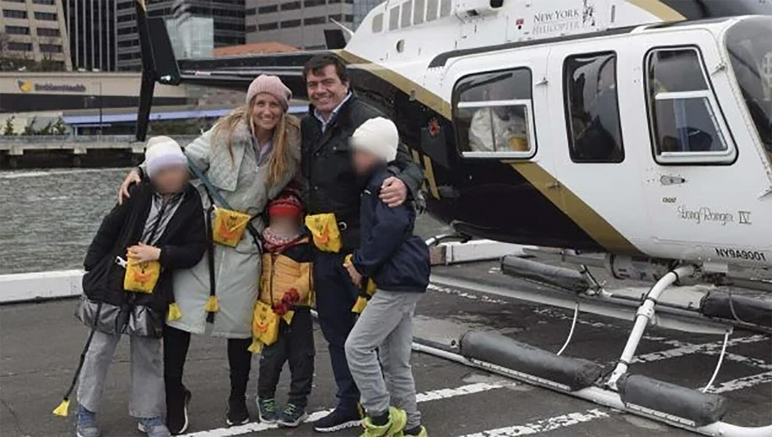 El español Agustín Escobar Cañadas, su esposa y sus tres hijos, son cinco de las seis víctimas mortales del accidente de helicóptero en aguas del río Hudson, en Nueva York. En la imagen, la familia se fotografía antes de subir al helicóptero.