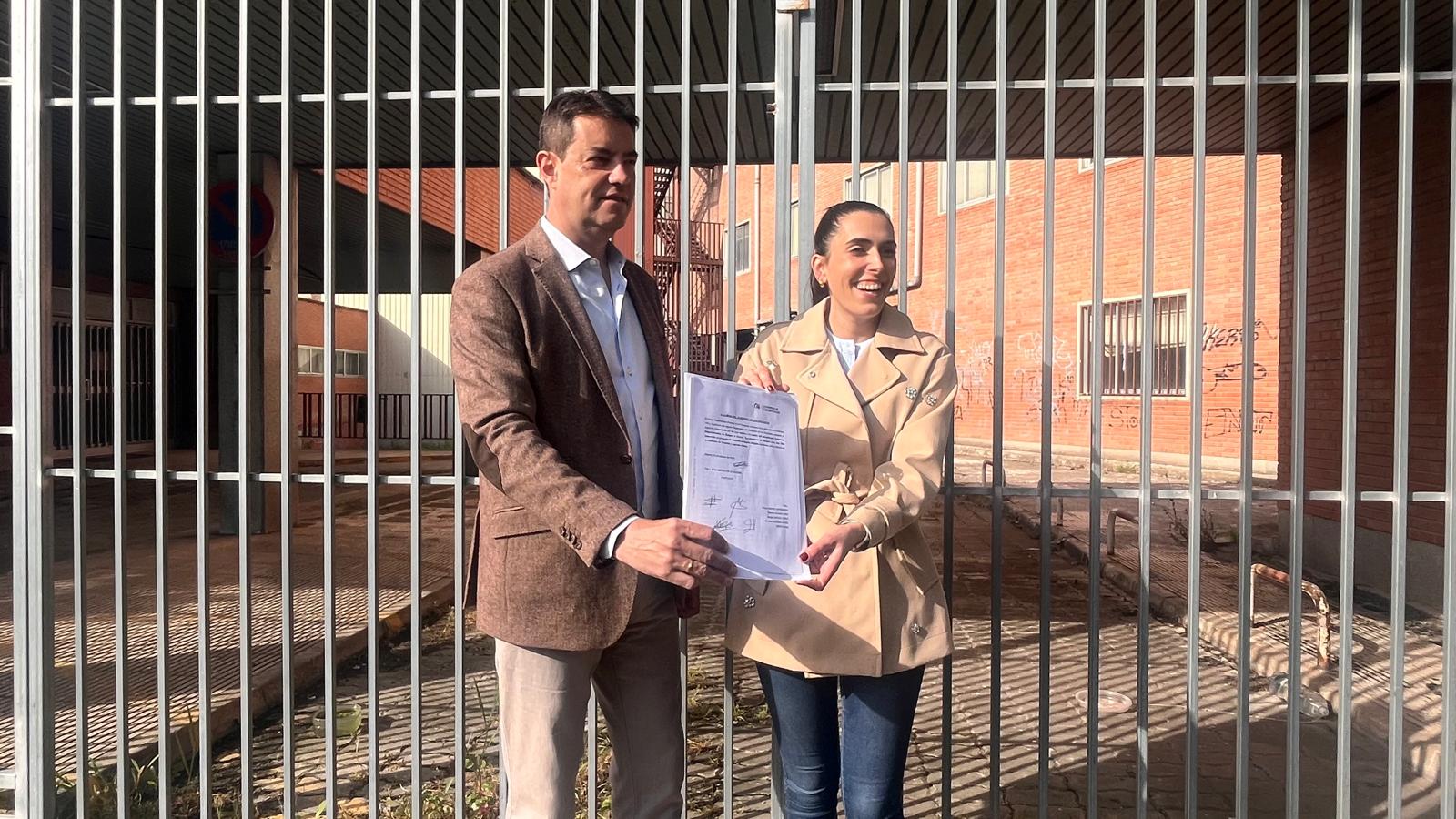 El diputado nacional por Burgos, Ángel Ibáñez, y la portavoz municipal, Andrea Ballesteros presentan la proposición sobre la cesión del centro de especialidades de Burgos