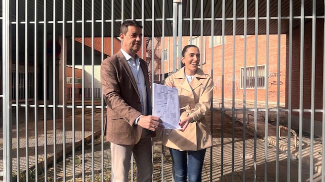 El diputado nacional por Burgos, Ángel Ibáñez, y la portavoz municipal, Andrea Ballesteros presentan la proposición sobre la cesión del centro de especialidades de Burgos