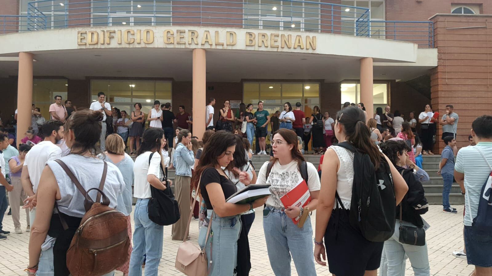 Opositores frente al aulario Gerald Brenan de la Universidad de Málaga