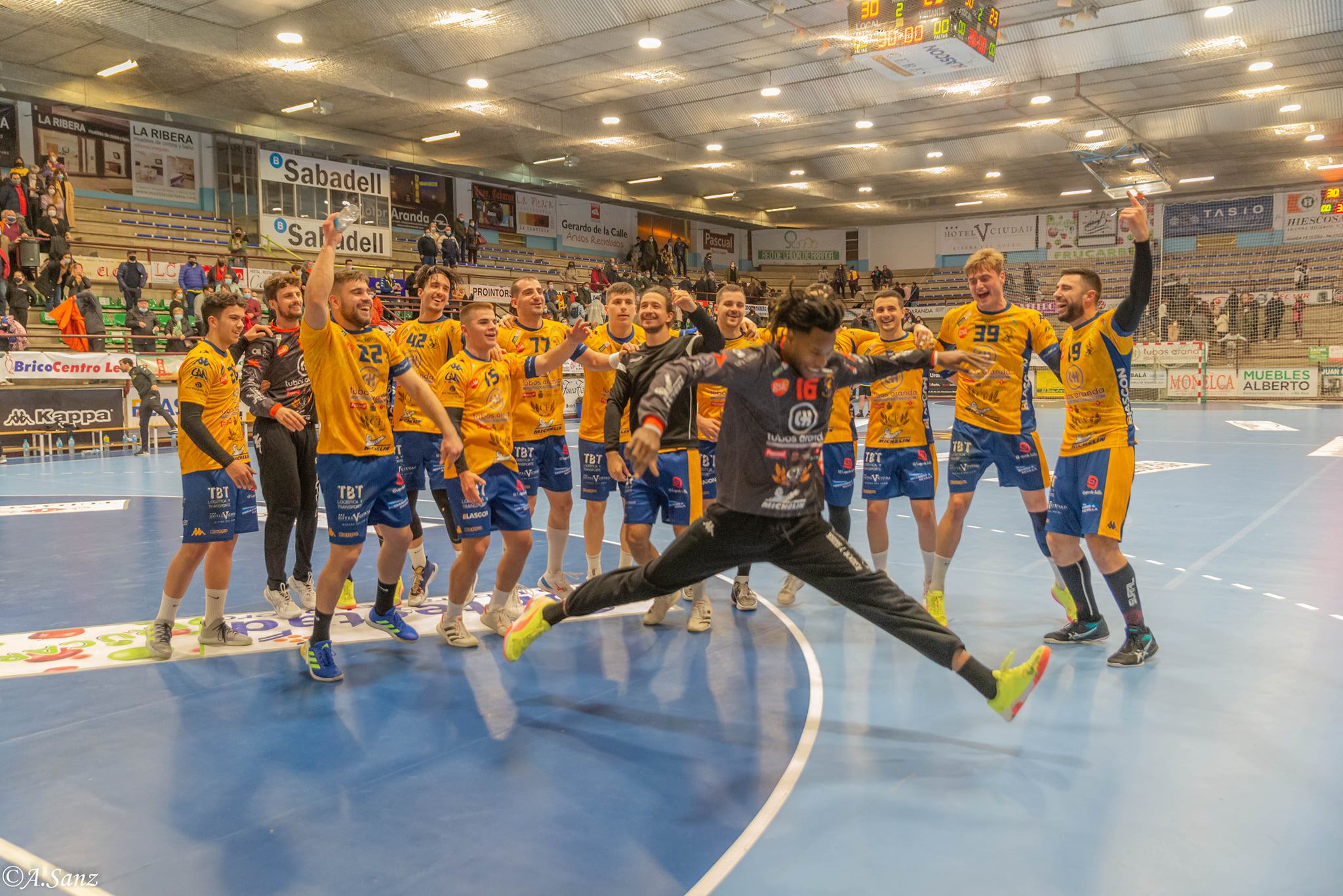 La alegría de la plantilla del Tubos Aranda tras la reciente victoria ante Esplugues