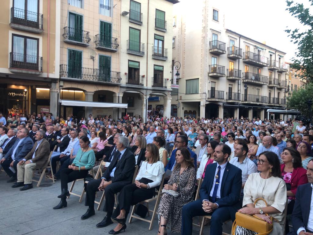 FIESTAS ARANDA El público llenó la Plaza Mayor para seguir el pregón de las fiestas de vuelta a la normalidad