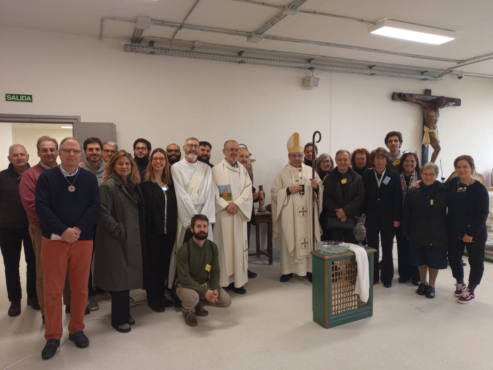 El arzobispo de Pamplona lava los pies a varios internos en la celebración del Jueves Santo en la cárcel