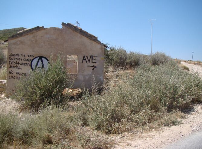 Atajo mal señalizado que los vecinos del Medio Vinalopó toman para llegar a la estación de AVE de Villena