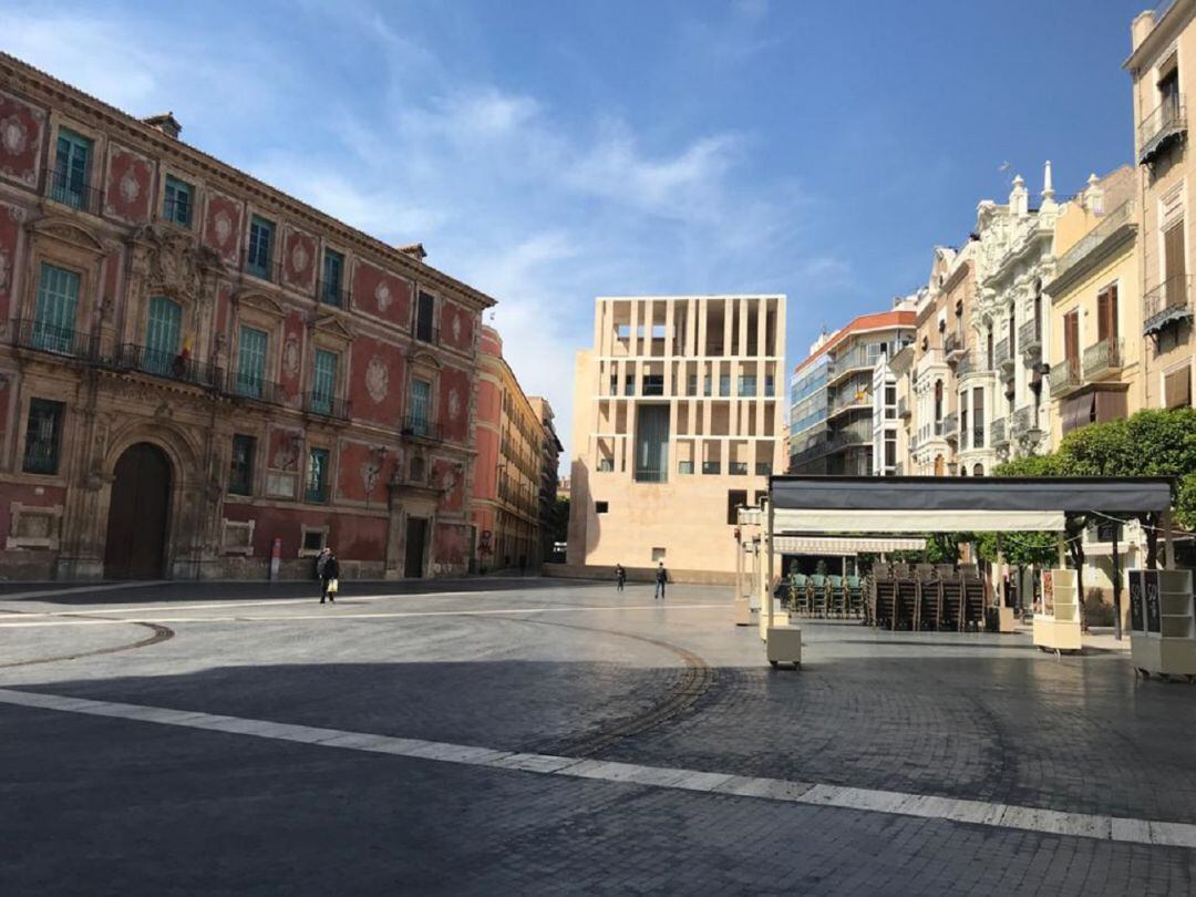 Locales de hostelería cerrados tras la declaracion del estado de alarma en la Plaza Cardenal Belluga de Murcia