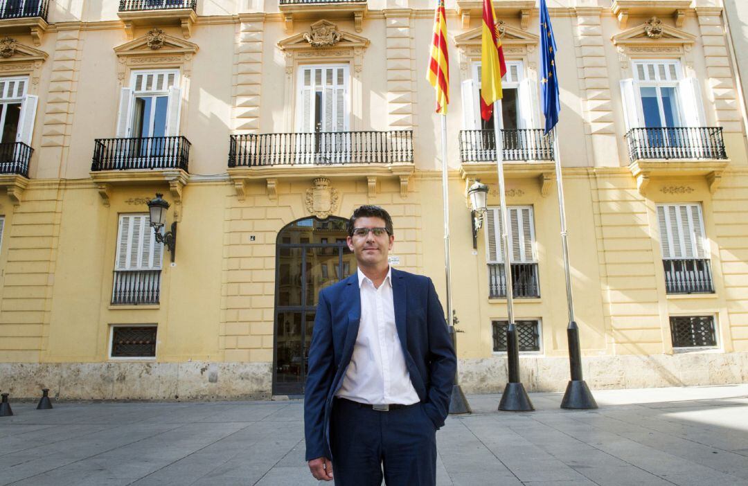 El presidente de la Diputación de Valencia, Jorge Rodríguez, en la puerta de la institución que presidió durante tres años