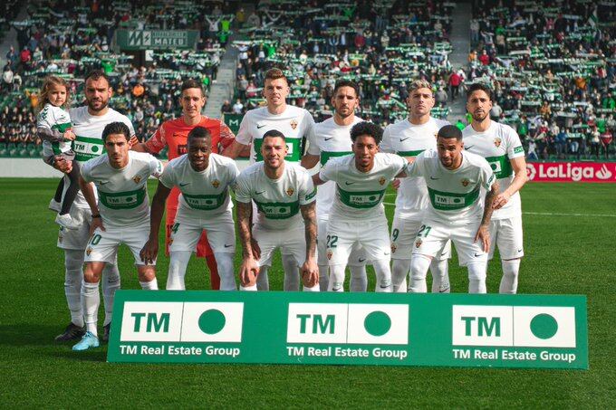 Formación titular del Elche en su último partido en casa ante el Alavés