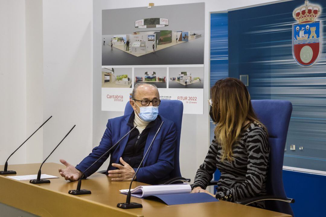 El consejero de Turismo, Javier López Marcano, acompañado de la directora general de Turismo, Marta Barca, presenta, en rueda de prensa, la participación de Cantabria en FITUR 2022 GOBIERNO
 