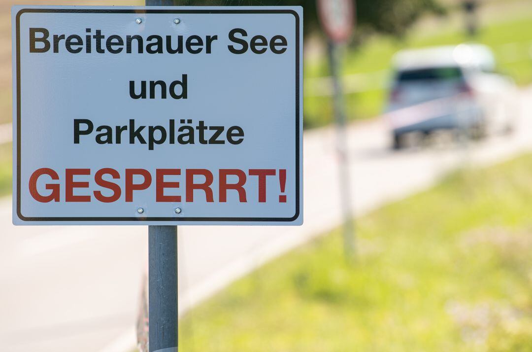 Un cartel prohíbe la entrada a un lago en Alemania por el coronavirus.