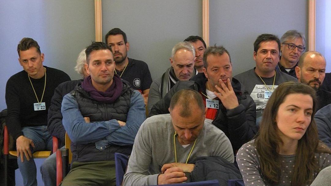 Miembros de la Policía Local y Bomberos de Vigo durante el pleno municipal