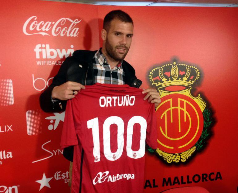 Alfredo Ortuño en su presentación como jugador del Real Mallorca