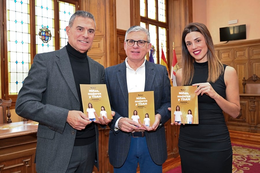 El presidente de la Asociade TDAH de Palencia, José Antonio López Hoyos (c); la psicóloga Patricia Gómez (d) y el psiquiatra Antonio Terán (i); muestran el libro &#039;?Niñas, mujeres y TDAH&#039; con el que quieren ayudar a detectar este trastorno en las niñas. EFE/ Almudena Álvarez