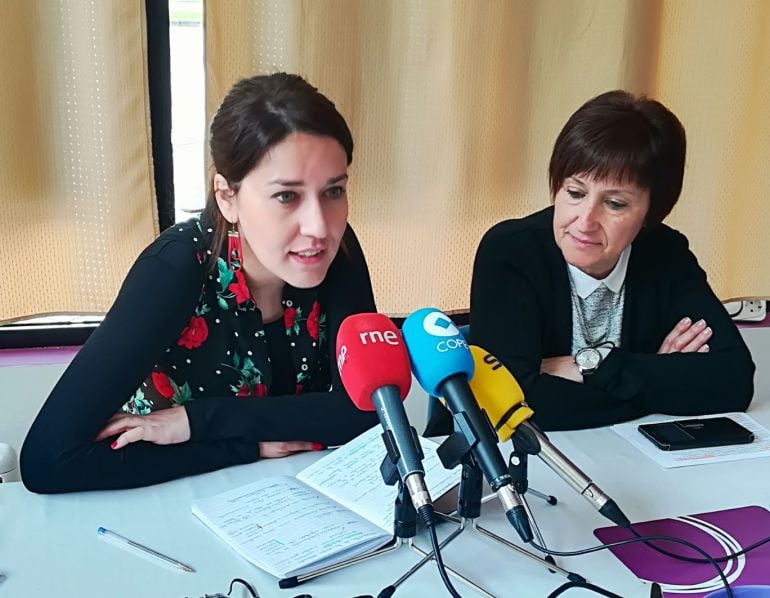 La diputada de Podemos Ana Marcello junto a la coordinadora de IU en El Bierzo, Agure Bilbao