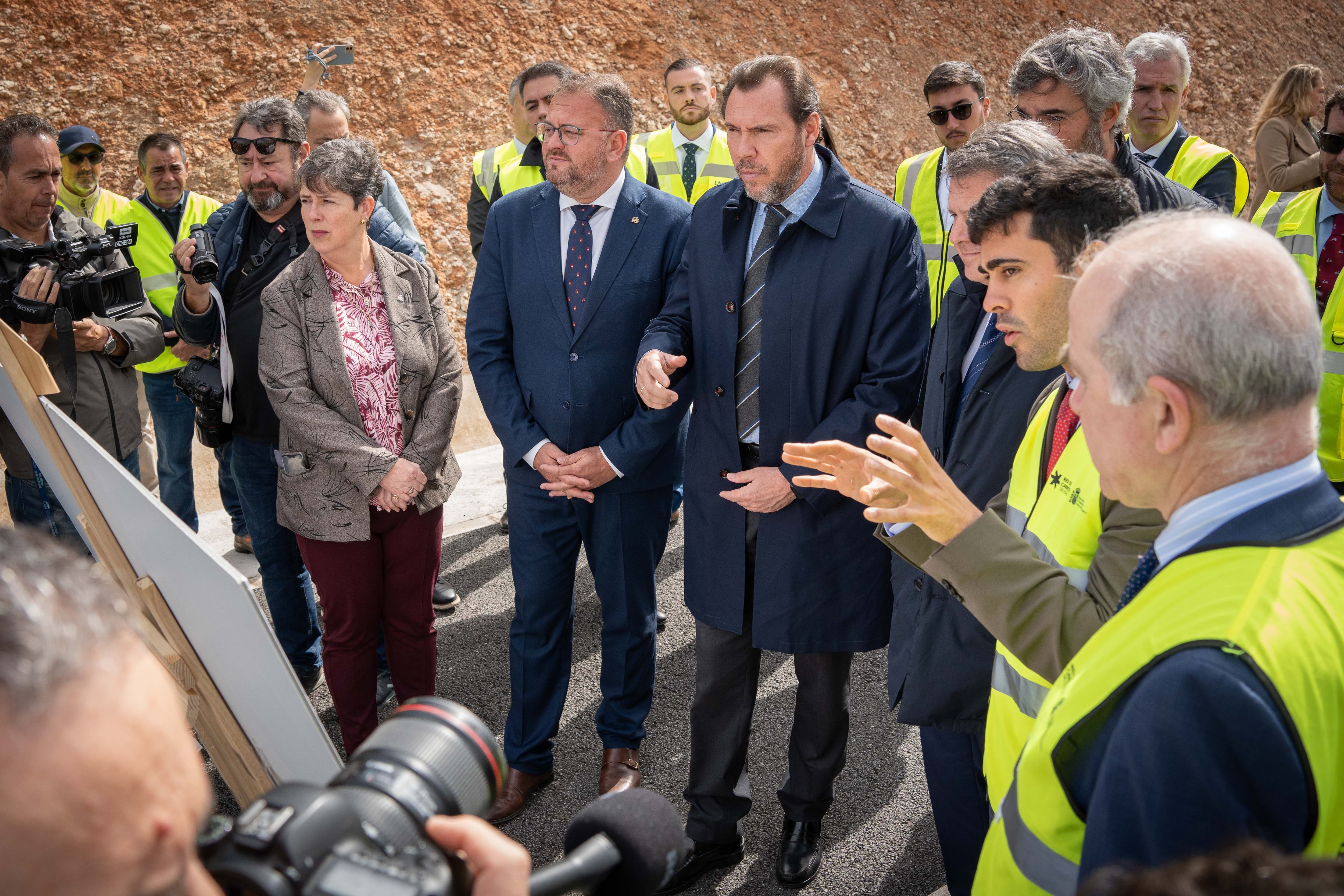 El Ministro óscar Puente visita junto al alcalde, Antonio Rodríguez Osuna, las obras de desdoblamiento de la N-630