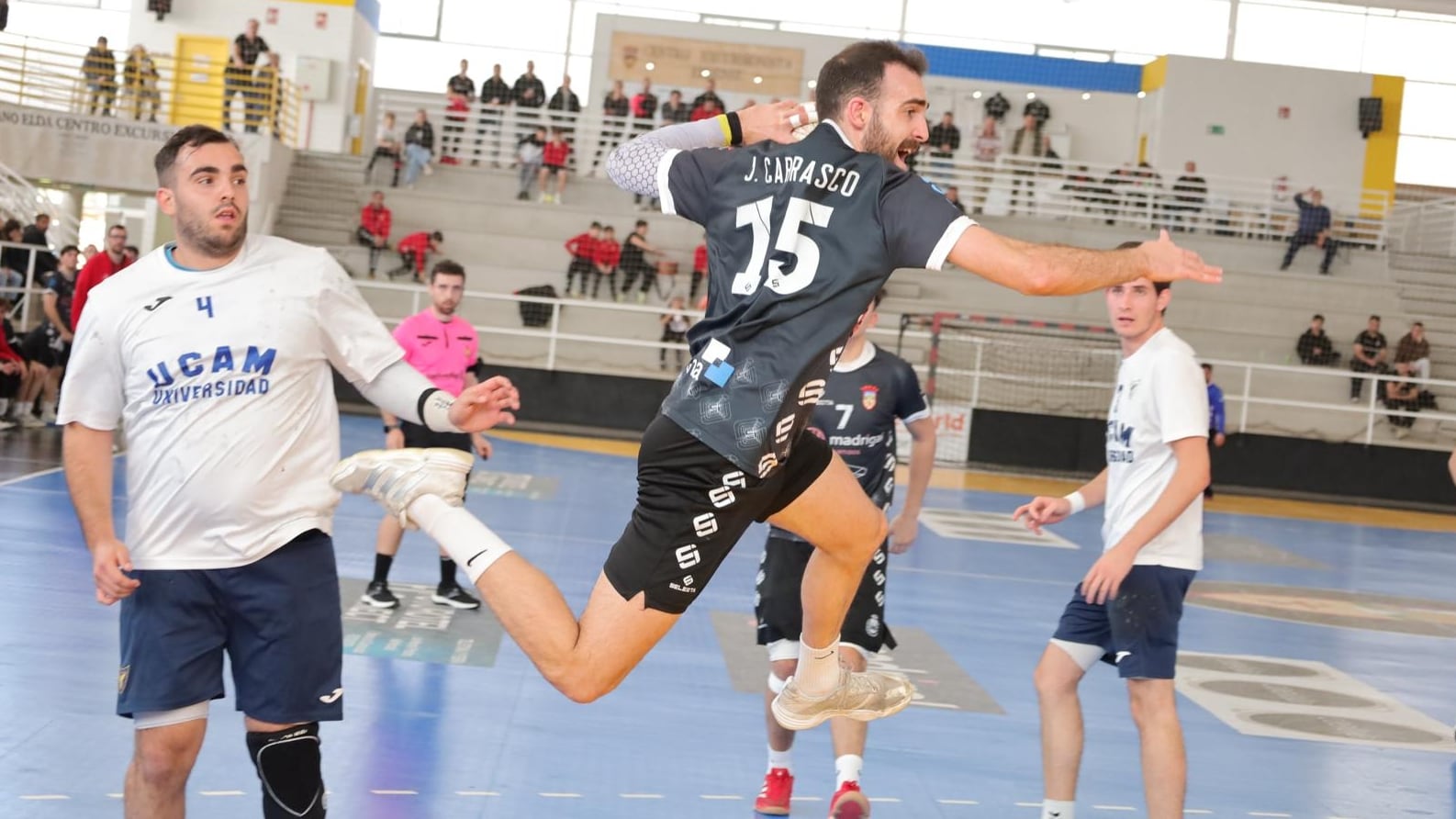 El Elda - C.E.E. supo madurar el partido para ganar con solvencia