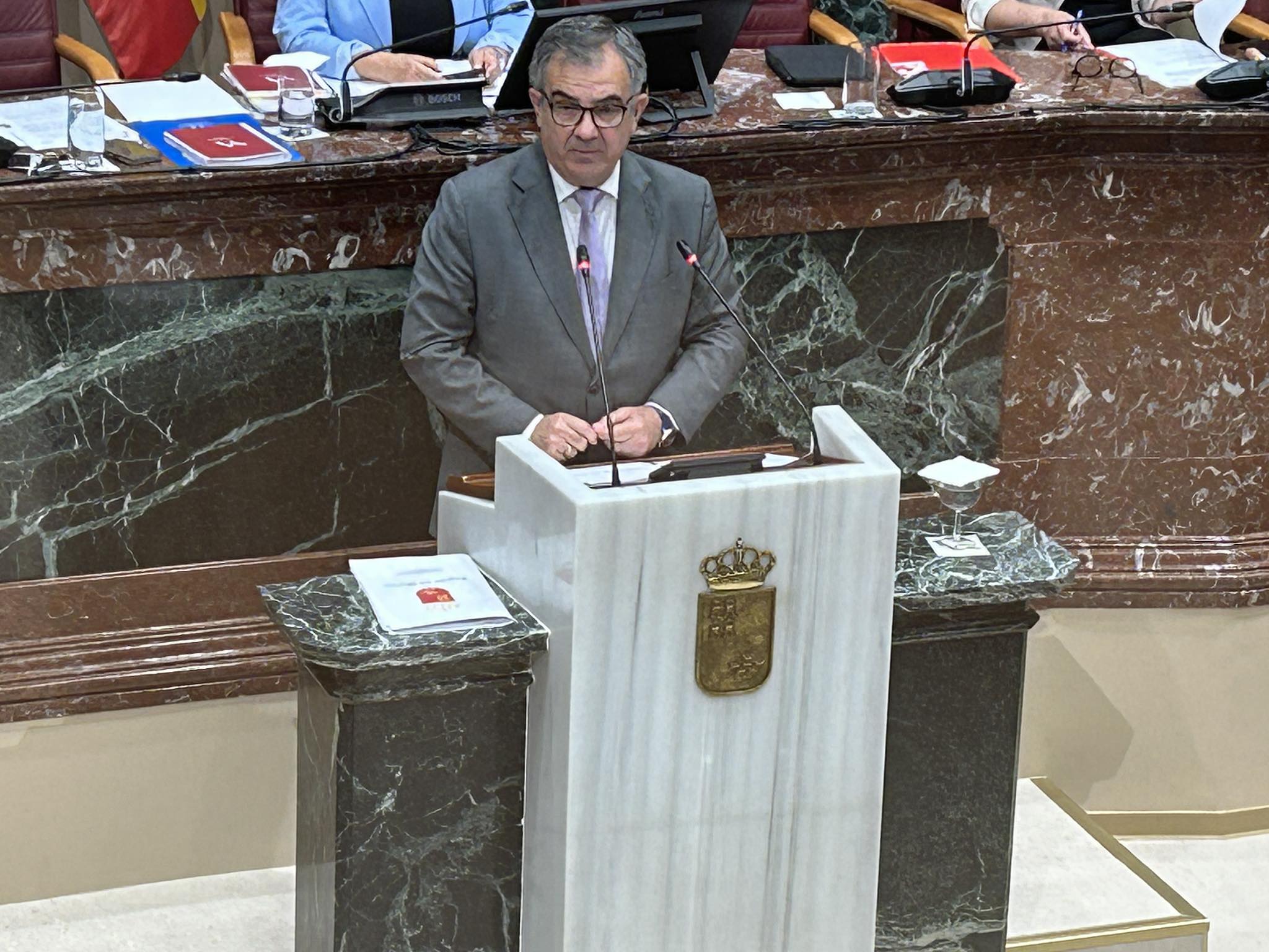 El consejero de Medio Ambiente, Universidades, Investigación y Mar Menor, Juan María Vázquez, en el pleno de control de la Asamblea Regional