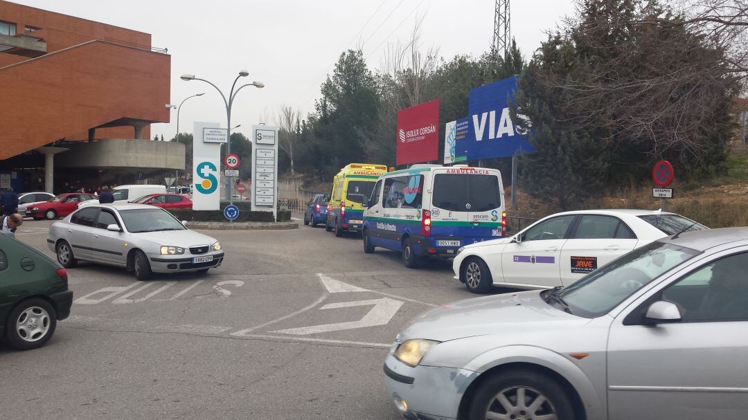 Atasco en el único acceso al Hospital de Guadalajara