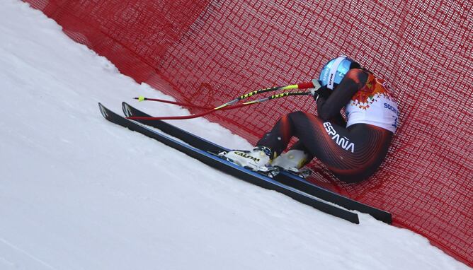 Carolina Ruiz Castillo frenada por las mallas de fuera de pista.