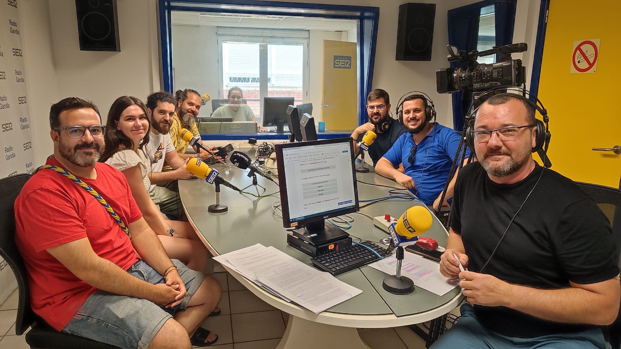 Los cargos de lo Moros i Cristianos y representantes de la Federació junto al periodista Daniel Ardid, en los estudios de Radio Gandia.