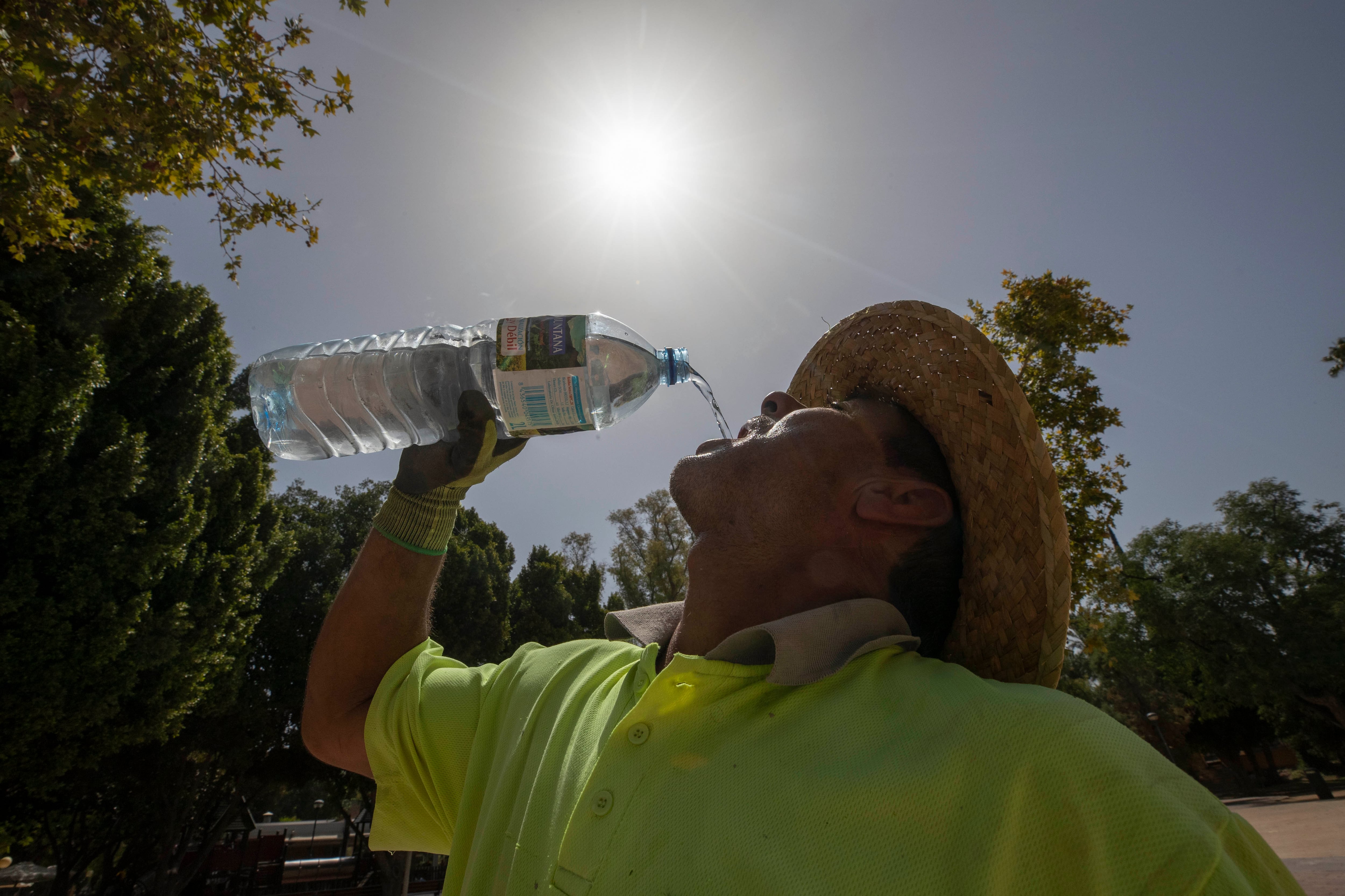 Un trabajador de la construcción bebe agua durante un descanso de su trabajo. Archivo.