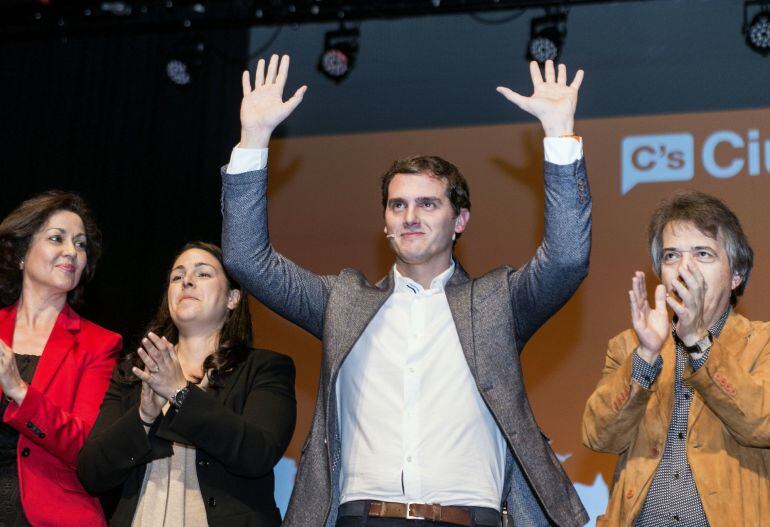 GRA344. PALMA DE MALLORCA, 04122015.- El candidato de Ciudadanos a la Presidencia del Gobierno, Albert Rivera (c) durante su asistencia al acto de inicio de campaña, en el Teatre Trui de Palma de Mallorca. EFECATI CLADERA