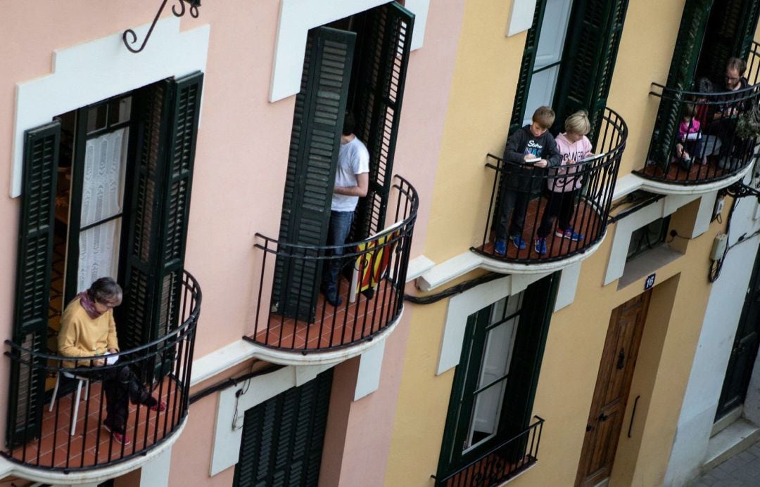 Varios vecinos de la céntrica plaza de Catalunya de la localidad barcelonesa de El Masnou.