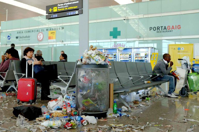 FOTOGALERÍA | Restos de basura en la T1 del Aeropuerto de Barcelona.