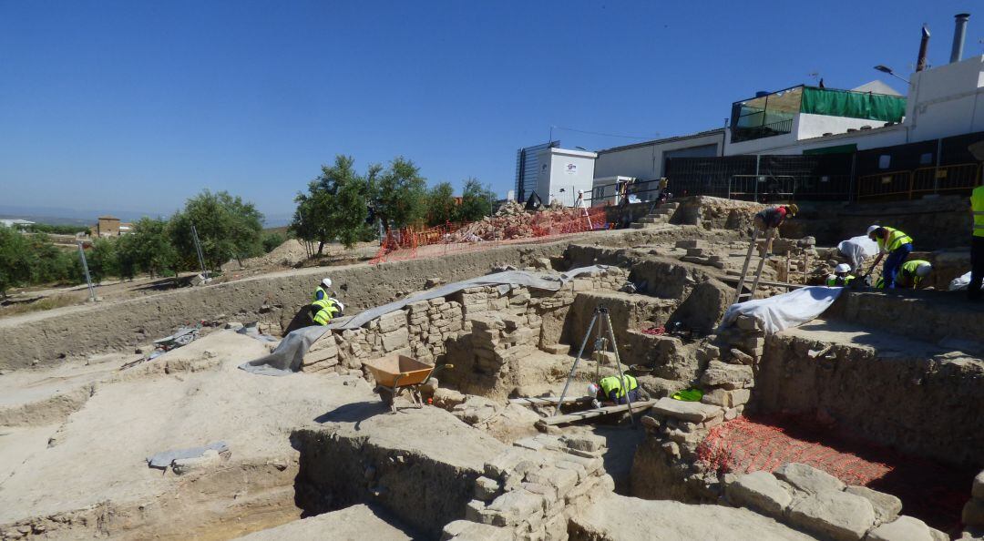 Vista general de las excavaciones de las cisternas de La Calderona en Porcuna.