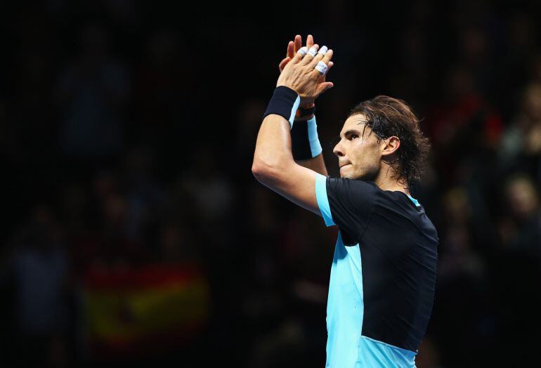 Rafa Nadal aplaude a los aficionados del O2 de Londres