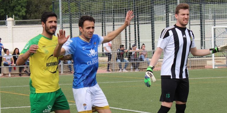 Pedro Carrión junto al guardameta de Los Barrios y Dani Hedrera