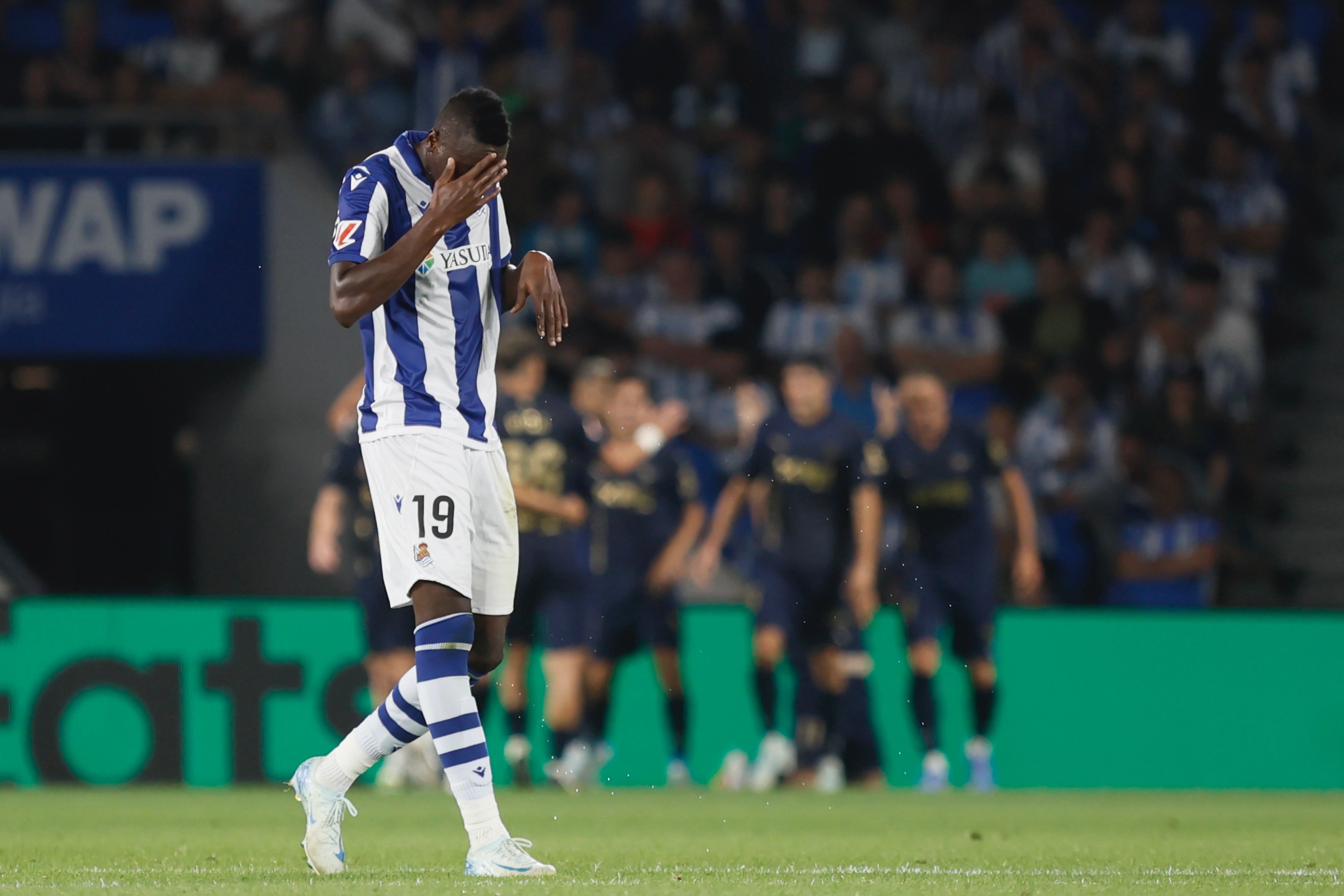 SAN SEBASTIÁN, 28/08/2024.- El delantero nigeriano de la Real Sociedad Sadiq Umar se lamenta durante el partido de LaLiga que Real Sociedad y Deportivo Alavés disputan este miércoles en el estadio Reale Arena, en San Sebastián. EFE/Javi Colmenero
