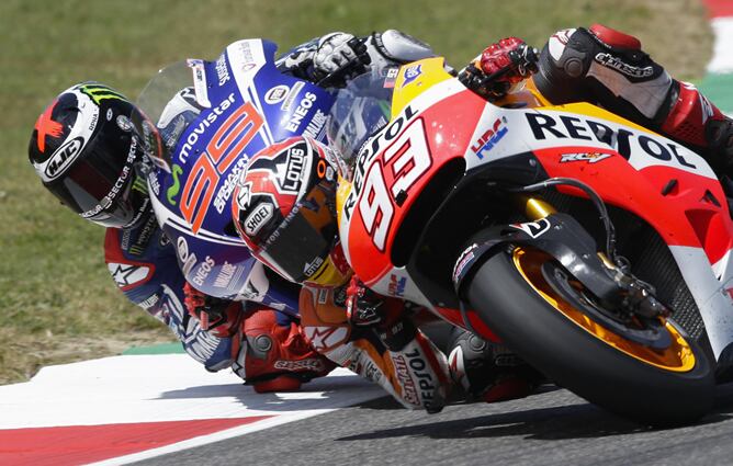 Marquez supera a Lorenzo en una curva por el exterior de la trazada.