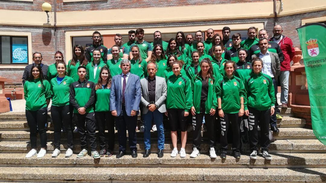 El rector posa con los deportistas universitarios