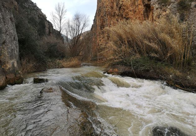 La senda del agua hace honor a su nombre por el número de cursos de agua, manantiales, ríos, ramblas y barrancos.