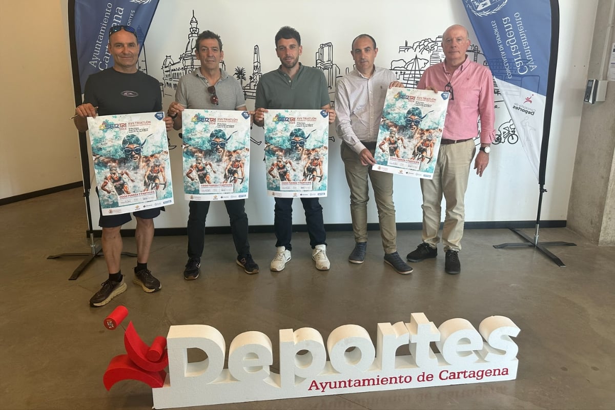 Miembros de la Concejalía de Deportes, Club Triatlón Cartagena y Radio Cartagena Cadena SER posan con los carteles de la XVII edición