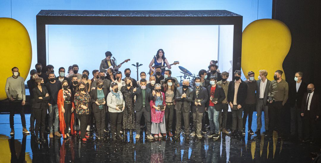 Foto de familia de los premiados en la IV edición de los premios Carles Santos de música valenciana.