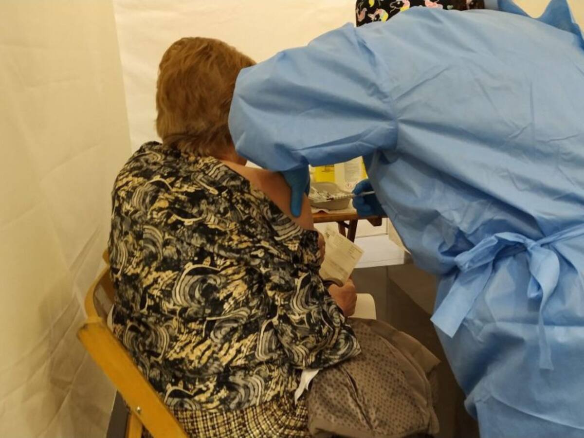 Andalucía suma 2.651 positivos, 21 muertes y la tasa baja hasta 371,2, menor dato en un mes