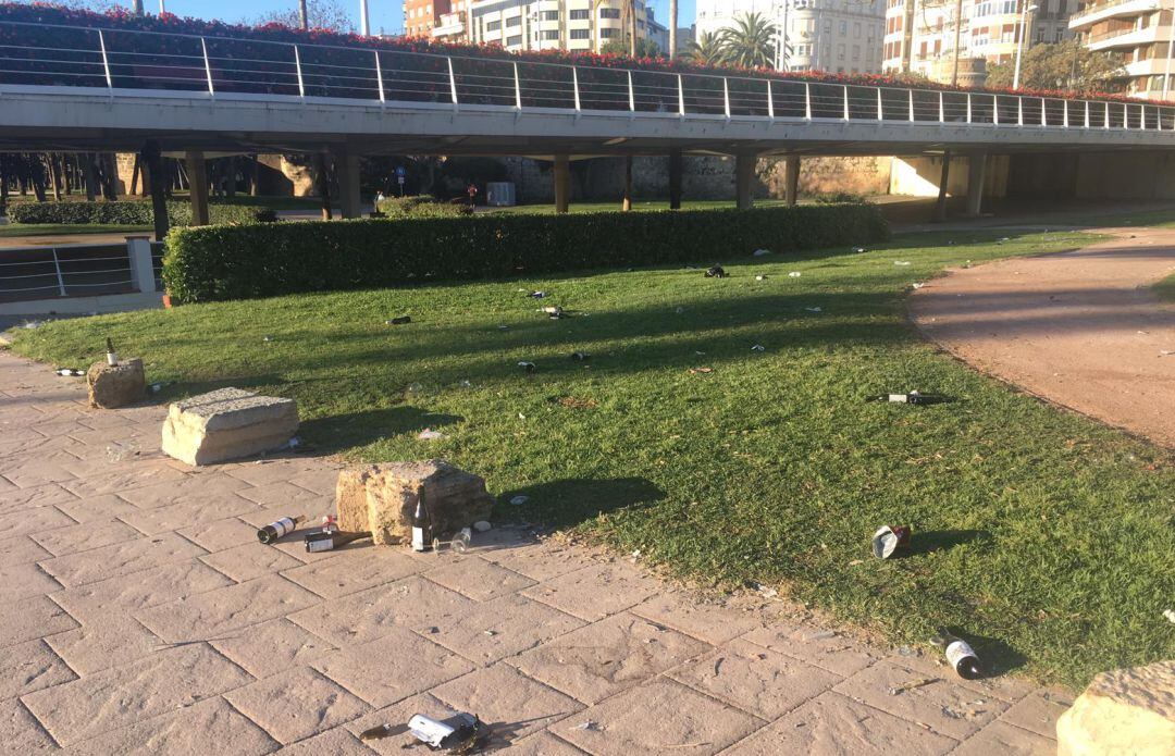 Basura acumulada en el viejo cauce del río Turia en Valencia