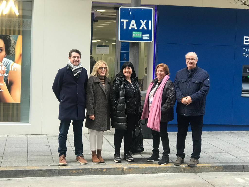 Varios concejales del grupo municipal socialista, ante una parada de taxis en la calle Zaragoza