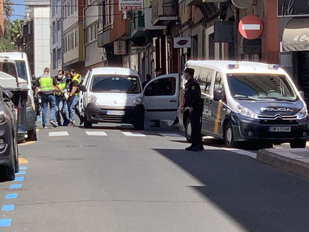 El detenido por uno de los homicidios en una vivienda de la calle Pérez del Toro, en Las Palmas de Gran Canaria, sale con los agentes tras reconstruir los hechos