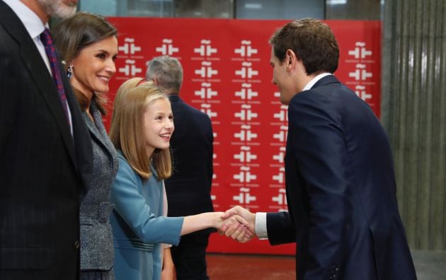 La princesa Leonor saluda al presidente de Ciudadanos, Albert Rivera (d), antes leer en público del artículo 1 de la Constitución con motivo del 40 aniversario de la Carta Magna, hoy en la sede del Instituto Cervantes, en Madrid.