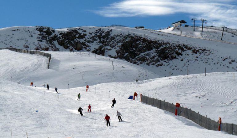 Aquest pont hi ha molta neu.